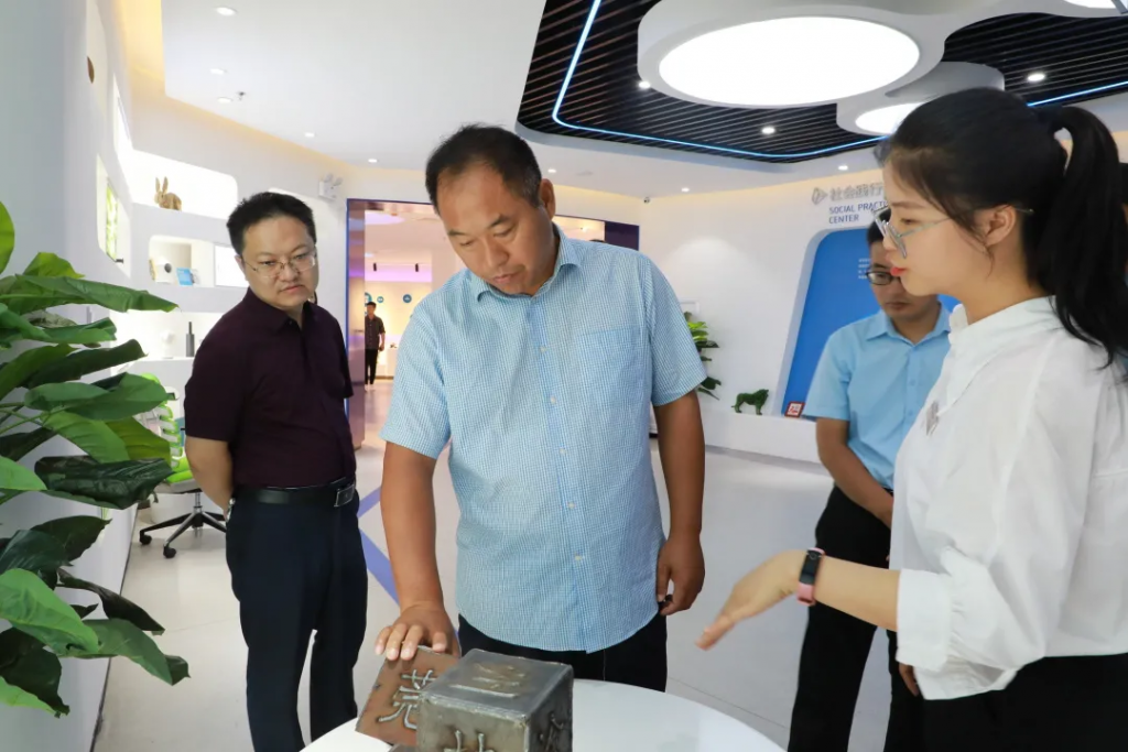 商丘市委辦公室調研組一行到設計城參觀調研