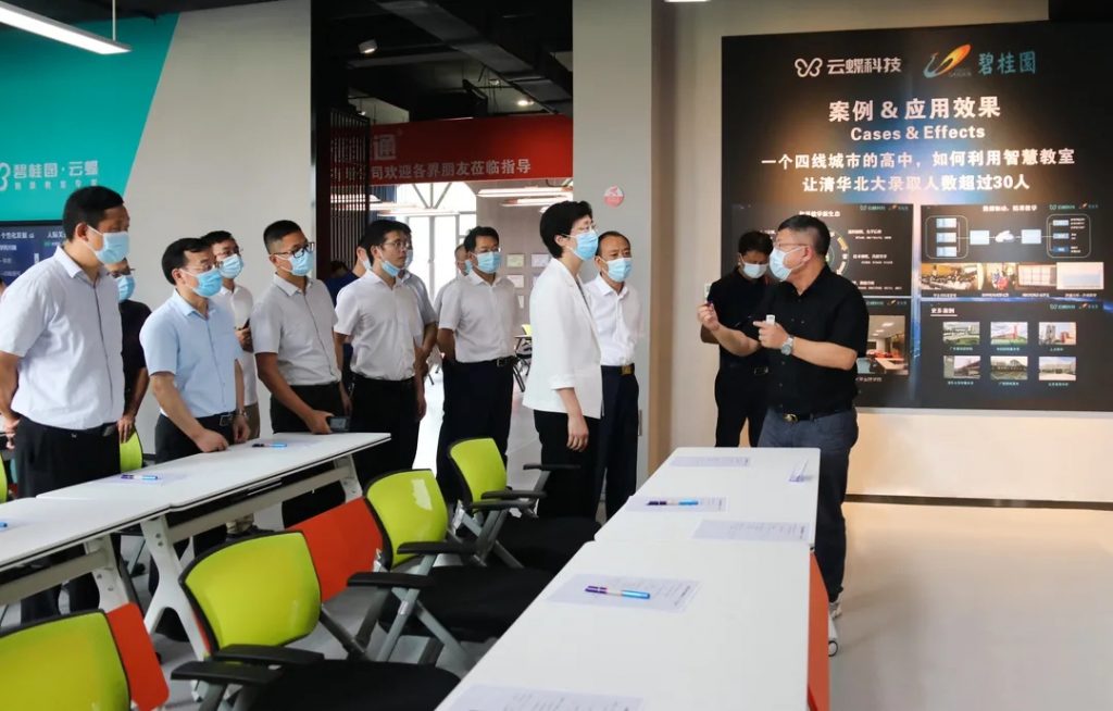 江西省委常委、省委宣傳部部長(zhǎng)施小琳一行調(diào)研江西工業(yè)設(shè)計(jì)小鎮(zhèn)