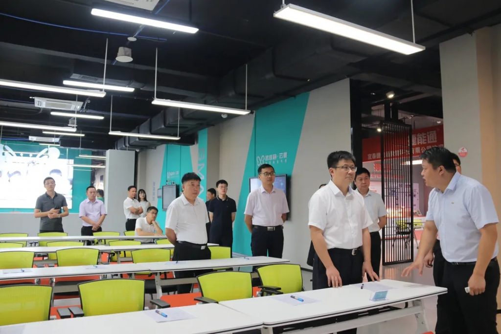 豐城市委副書記、代市長張書基調研中部教裝城數字經濟產業