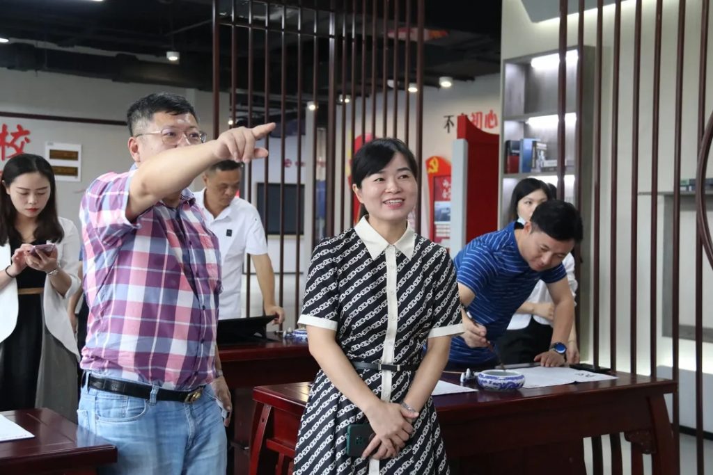豐城市領導況鳳娟調研中部教裝城，她表示......