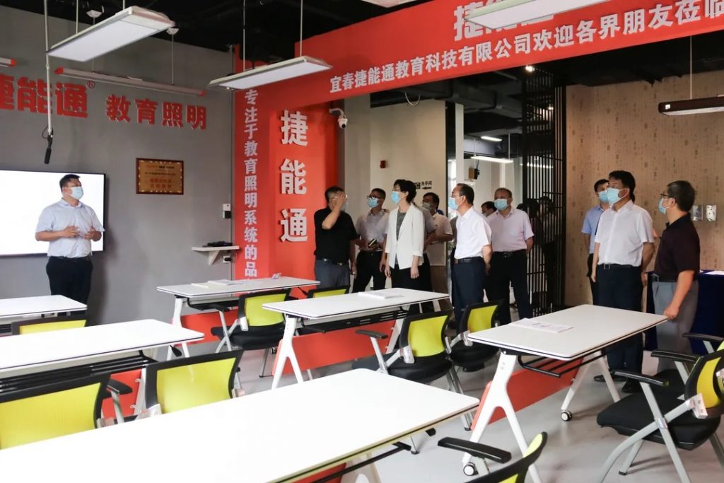 江西省委常委、省委宣傳部部長(zhǎng)施小琳一行調(diào)研江西工業(yè)設(shè)計(jì)小鎮(zhèn)