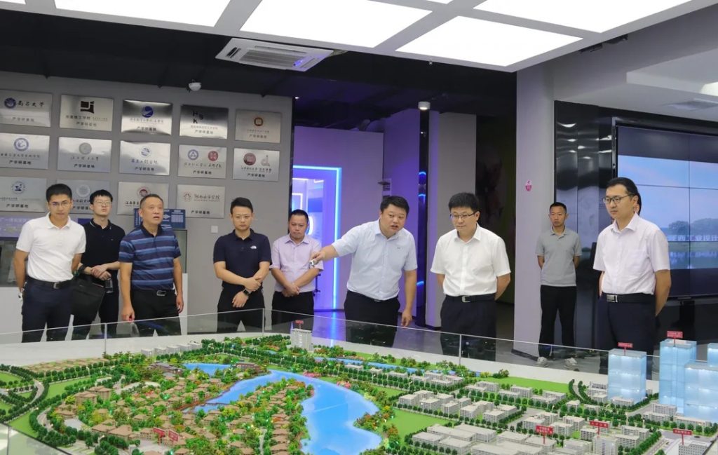 豐城市委副書記、代市長張書基調研中部教裝城數字經濟產業