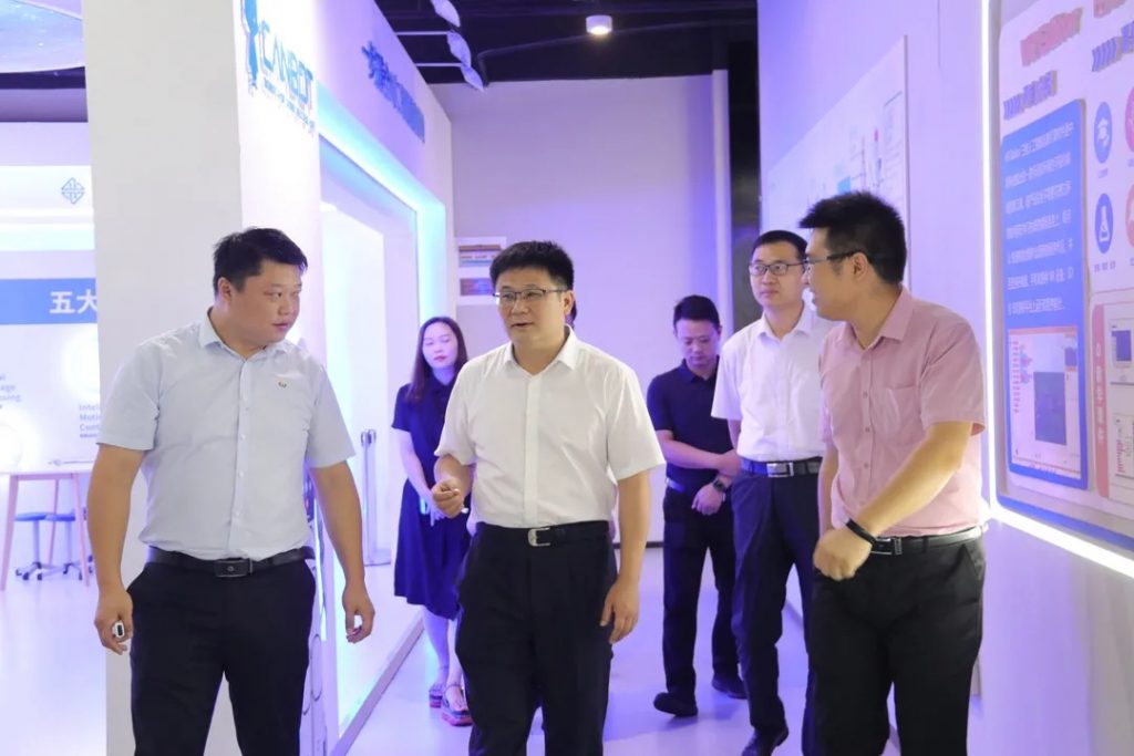 豐城市委副書記、代市長張書基調研中部教裝城數字經濟產業