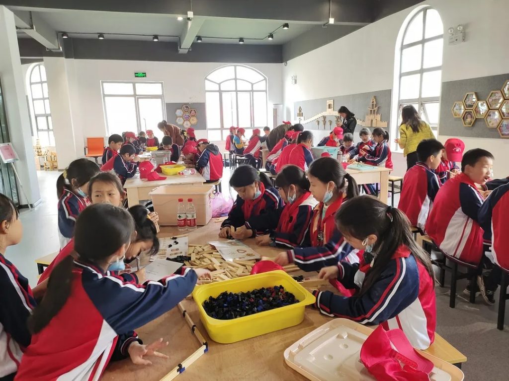 江西省委常委、省委宣傳部部長(zhǎng)施小琳一行調(diào)研江西工業(yè)設(shè)計(jì)小鎮(zhèn)