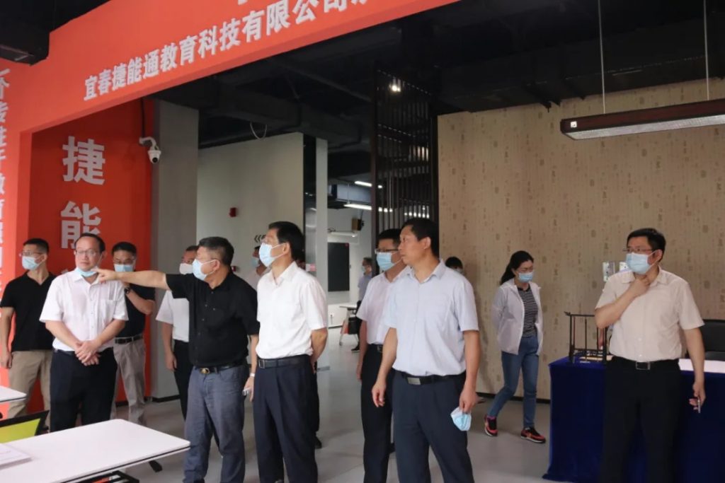 江西省副省長陳小平一行調研江西工業設計小鎮，他指出......