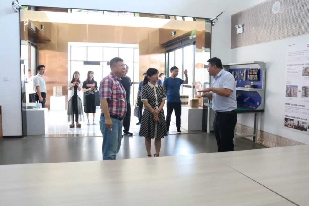 豐城市領導況鳳娟調研中部教裝城，她表示......