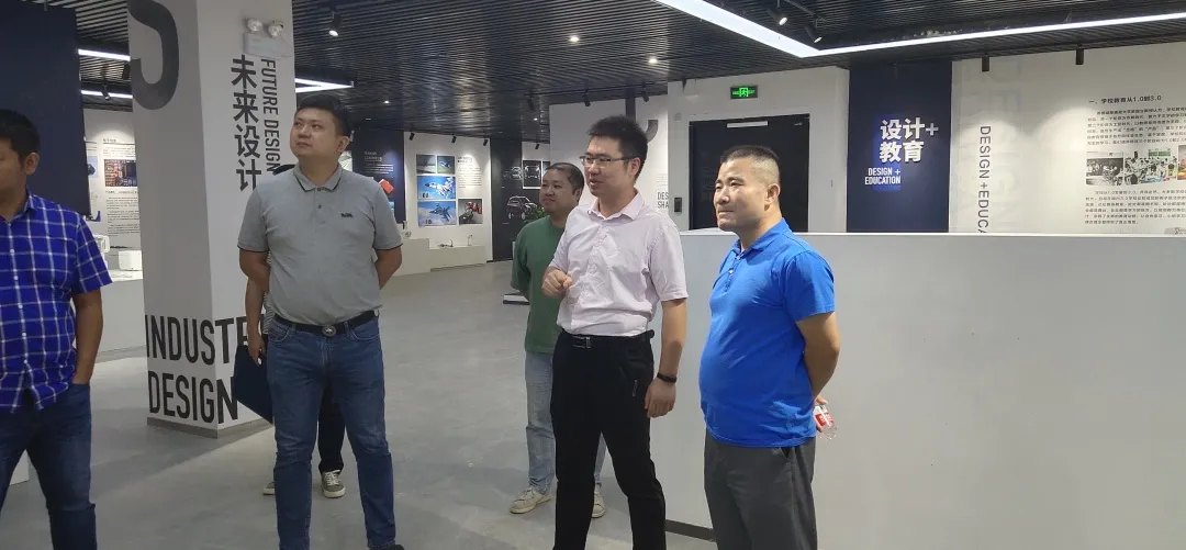 紅谷灘區工信局局長劉慶福一行調研設計研究院