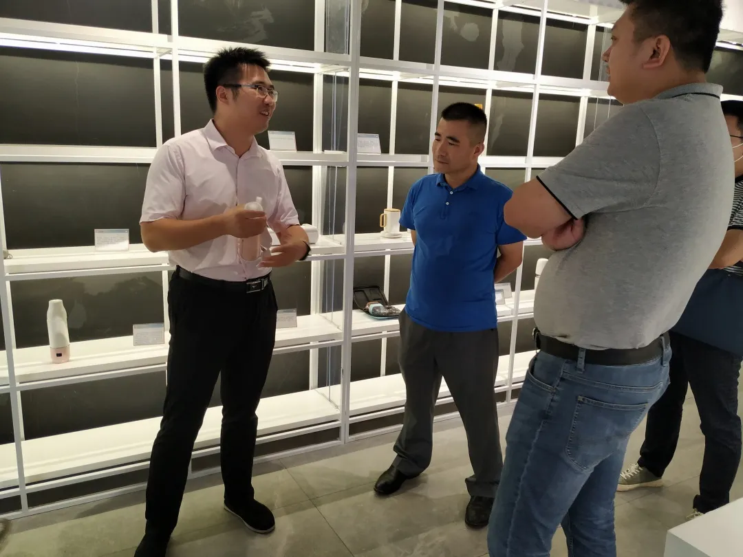 紅谷灘區工信局局長劉慶福一行調研設計研究院