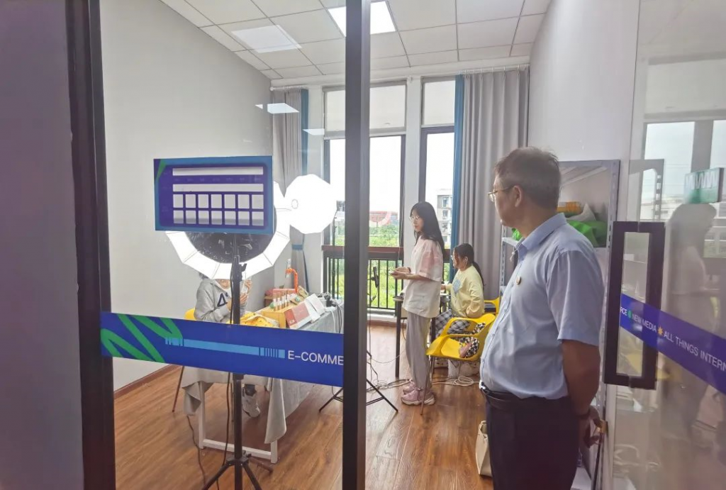 書記、院長來啦！來聽聽他們在電商直播基地的暢談