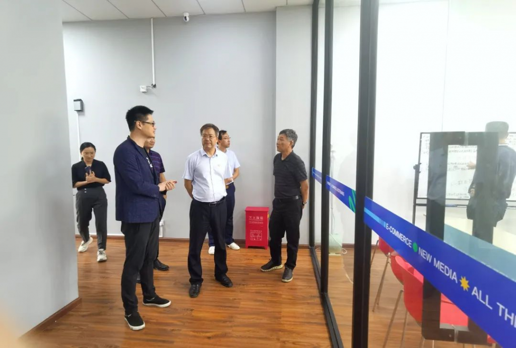 書記、院長來啦！來聽聽他們在電商直播基地的暢談