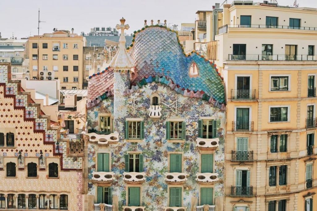 巴塞羅那時隔25年再奪“世界建筑之都”！規劃超前，卻爭議滿滿，網友：反正強迫癥爽了！