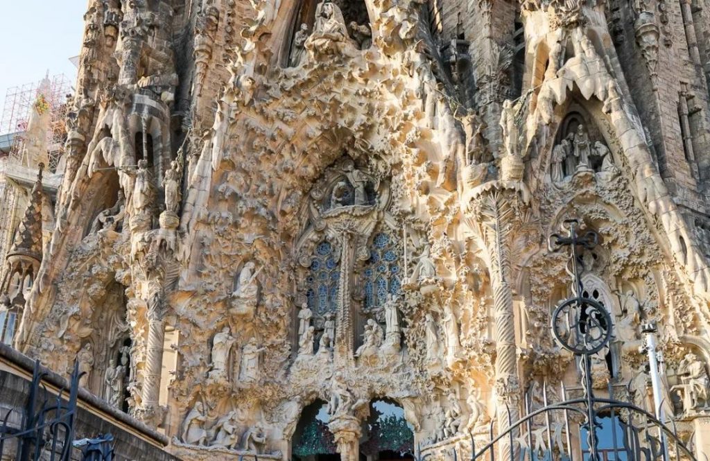 巴塞羅那時隔25年再奪“世界建筑之都”！規劃超前，卻爭議滿滿，網友：反正強迫癥爽了！