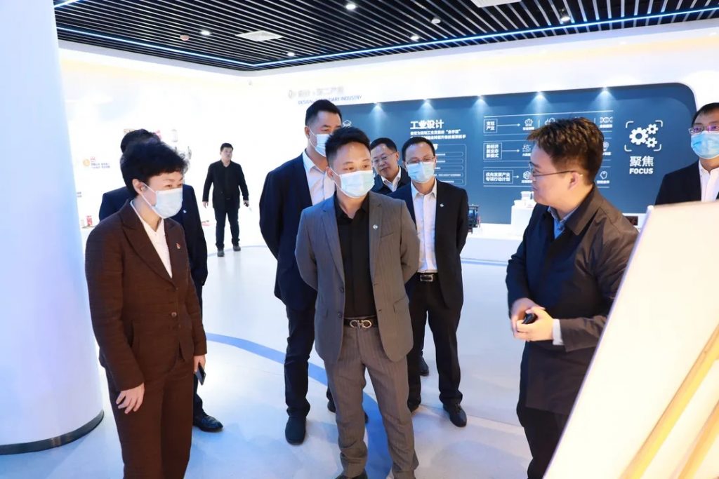 示范區(qū)管委會主任宮衛(wèi)紅陪同中國汽車工程研究院領導一行到訪設計城參觀