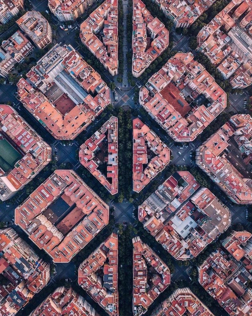 巴塞羅那時隔25年再奪“世界建筑之都”！規劃超前，卻爭議滿滿，網友：反正強迫癥爽了！