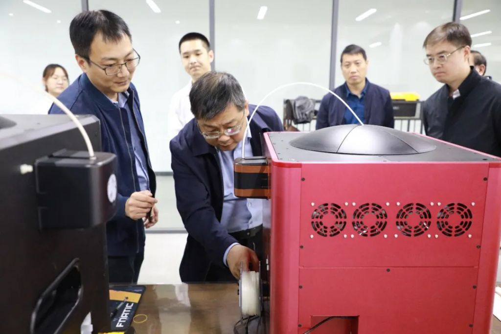 焦作工信局局長付希強一行蒞臨設計城參觀考察