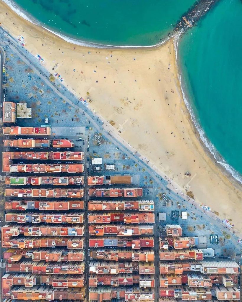 巴塞羅那時隔25年再奪“世界建筑之都”！規劃超前，卻爭議滿滿，網友：反正強迫癥爽了！