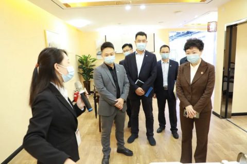 示范區(qū)管委會主任宮衛(wèi)紅陪同中國汽車工程研究院領(lǐng)導(dǎo)一行到訪設(shè)計城參觀