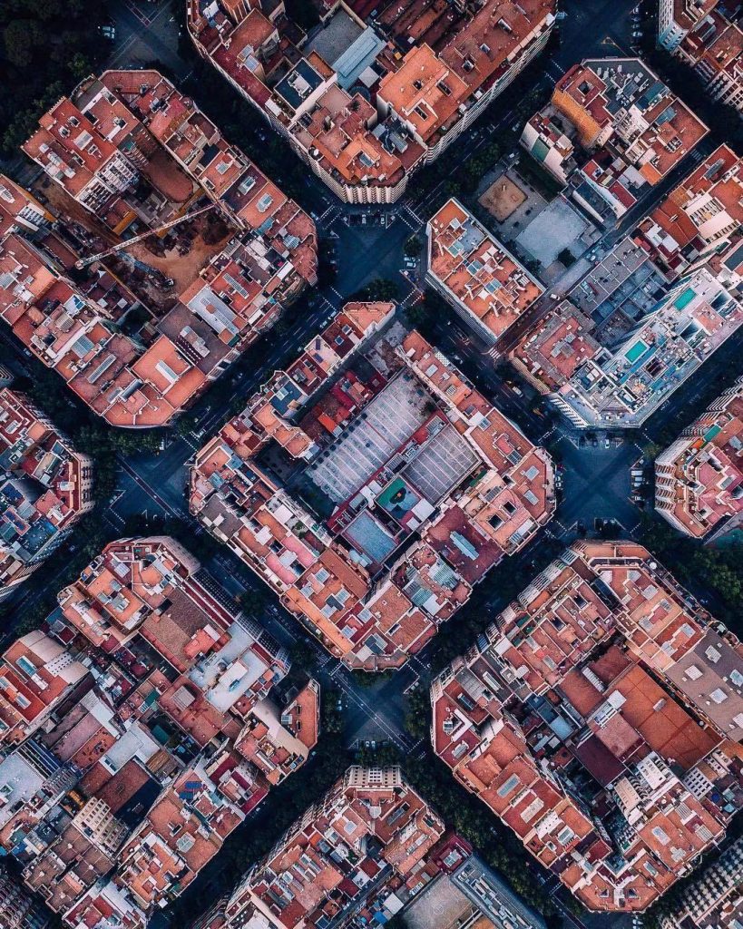 巴塞羅那時隔25年再奪“世界建筑之都”！規劃超前，卻爭議滿滿，網友：反正強迫癥爽了！