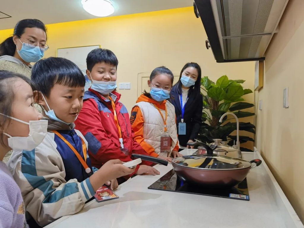 中原工業設計城：開展“未來魔方——百木搭”課程，感受“百木”魅力