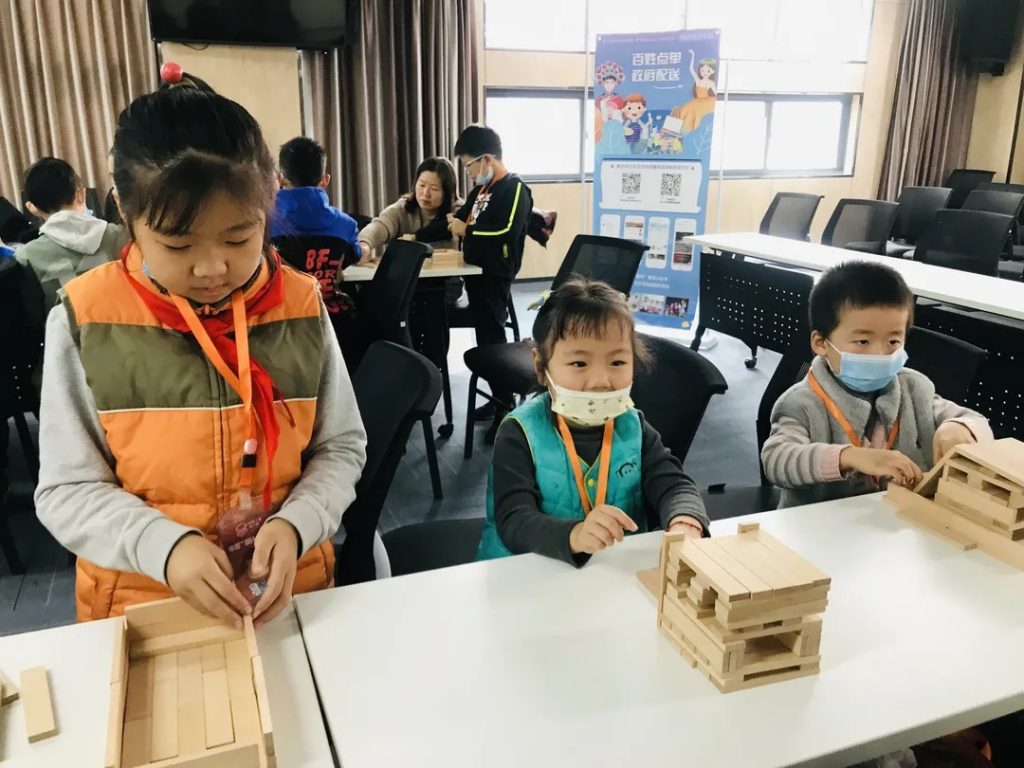 中原工業設計城：開展“未來魔方——百木搭”課程，感受“百木”魅力
