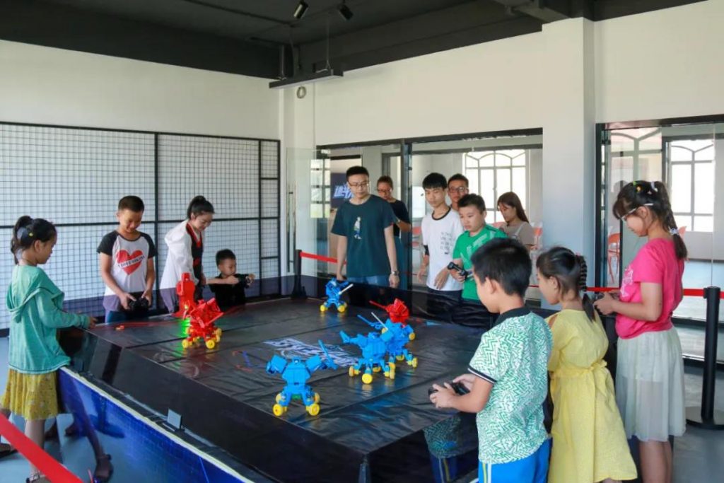 一場全亞洲的機(jī)器人大賽即將在設(shè)計(jì)小鎮(zhèn)盛大開幕...