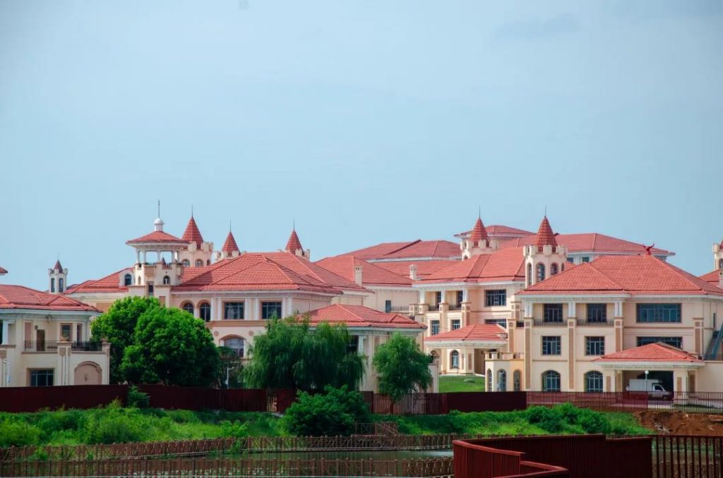 一場全亞洲的機(jī)器人大賽即將在設(shè)計(jì)小鎮(zhèn)盛大開幕...