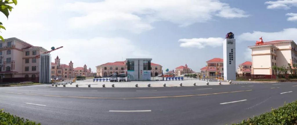 一場全亞洲的機(jī)器人大賽即將在設(shè)計(jì)小鎮(zhèn)盛大開幕...