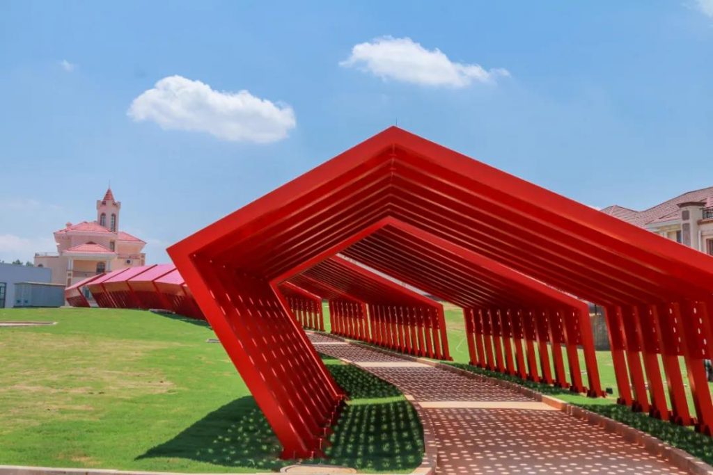 一場全亞洲的機(jī)器人大賽即將在設(shè)計(jì)小鎮(zhèn)盛大開幕...