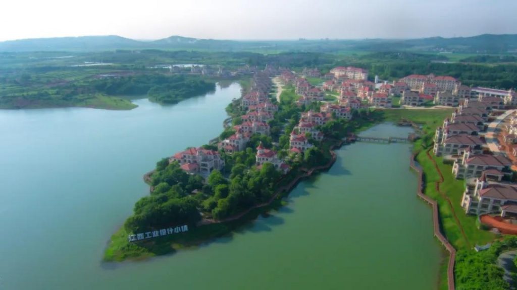 一場全亞洲的機(jī)器人大賽即將在設(shè)計(jì)小鎮(zhèn)盛大開幕...