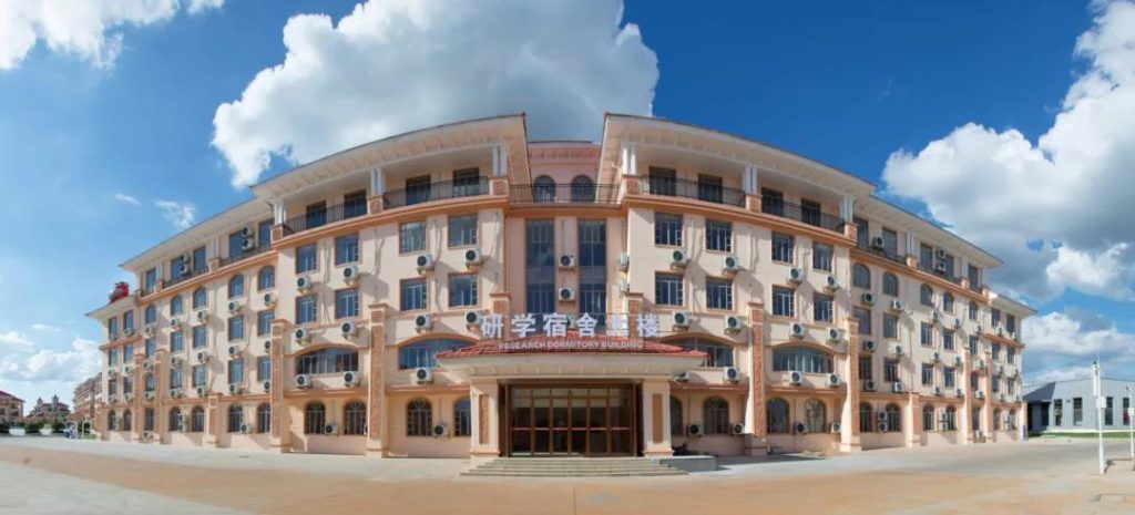 一場全亞洲的機(jī)器人大賽即將在設(shè)計(jì)小鎮(zhèn)盛大開幕...