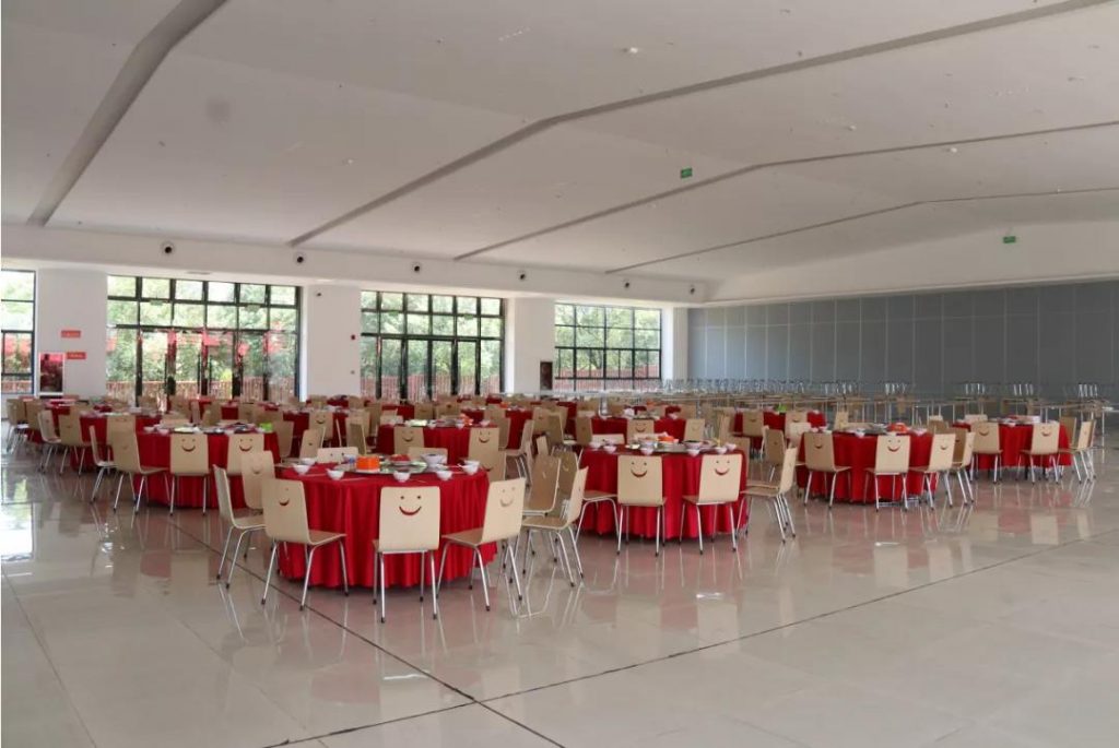 一場全亞洲的機(jī)器人大賽即將在設(shè)計(jì)小鎮(zhèn)盛大開幕...