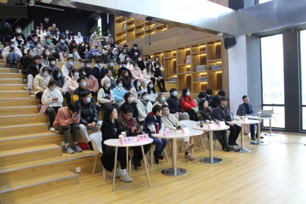 喝彩和掌聲不斷！這場演講為何引發(fā)未來青年設(shè)計師們紛紛點贊？