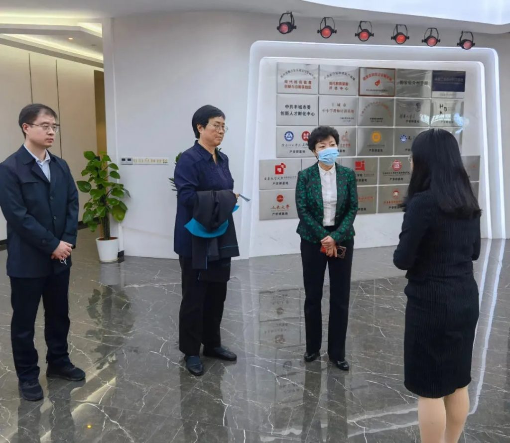 示范區(qū)（高新區(qū)）管委會(huì)主任宮衛(wèi)紅率隊(duì)前往粵港澳大灣區(qū)教育技術(shù)與裝備協(xié)同創(chuàng)新中心進(jìn)行參觀考察