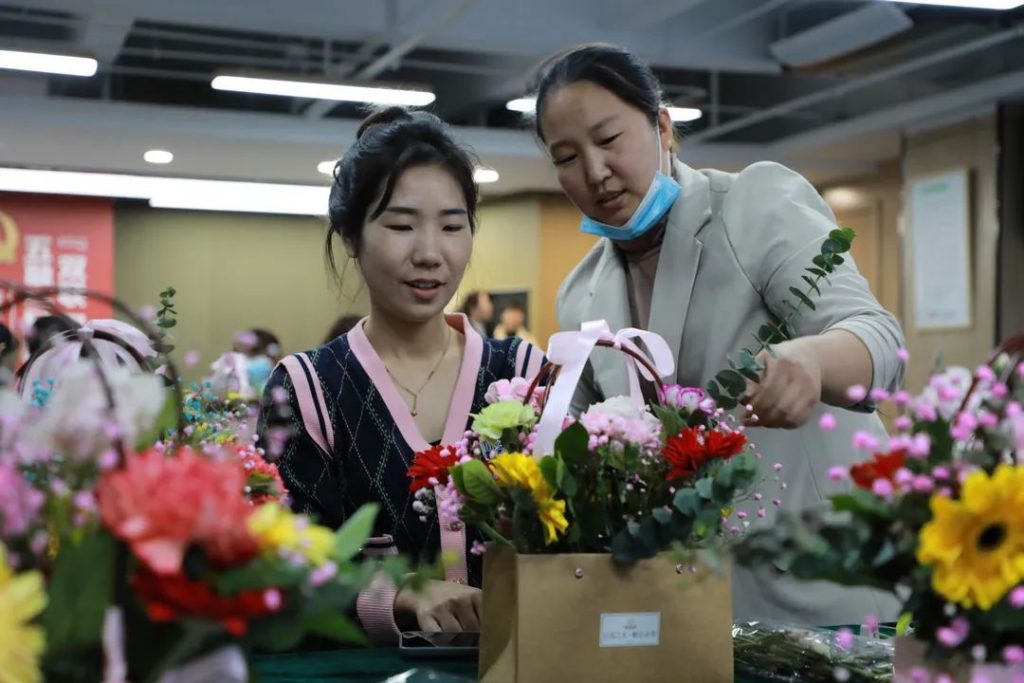 剪去浮華 | 中原工業(yè)設(shè)計(jì)城成功舉辦“以花之名·贈爾余香”花藝沙龍活動(dòng)