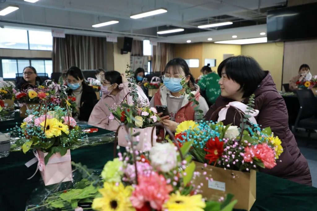 剪去浮華 | 中原工業(yè)設(shè)計(jì)城成功舉辦“以花之名·贈爾余香”花藝沙龍活動(dòng)