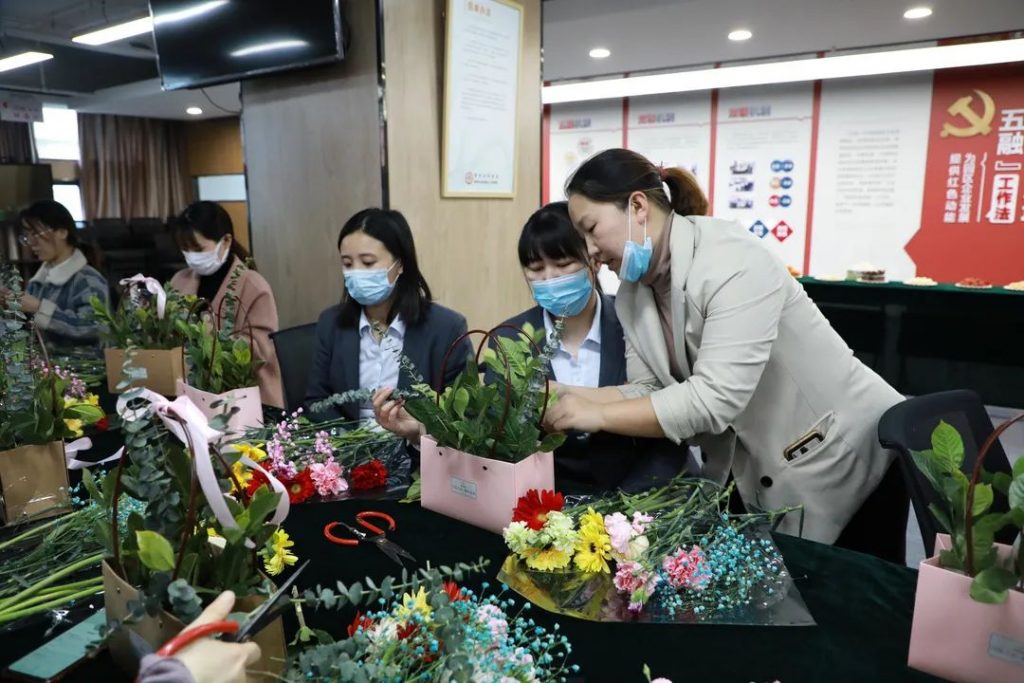 剪去浮華 | 中原工業(yè)設(shè)計(jì)城成功舉辦“以花之名·贈爾余香”花藝沙龍活動(dòng)