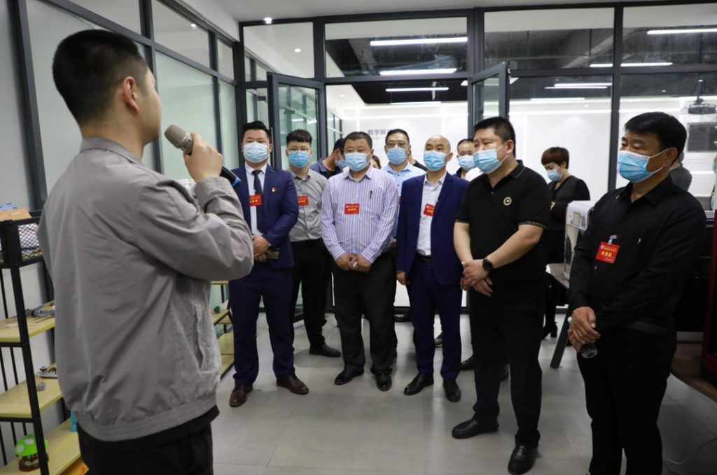 焦作市馬村區統戰部副部長孫永偉帶領區新聯會會員一行蒞臨設計城參觀考察