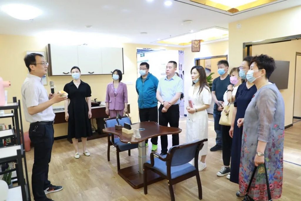 焦作市中站區(qū)統(tǒng)戰(zhàn)部副部長王雪力帶領區(qū)新聯(lián)會會員一行蒞臨設計城參觀考察