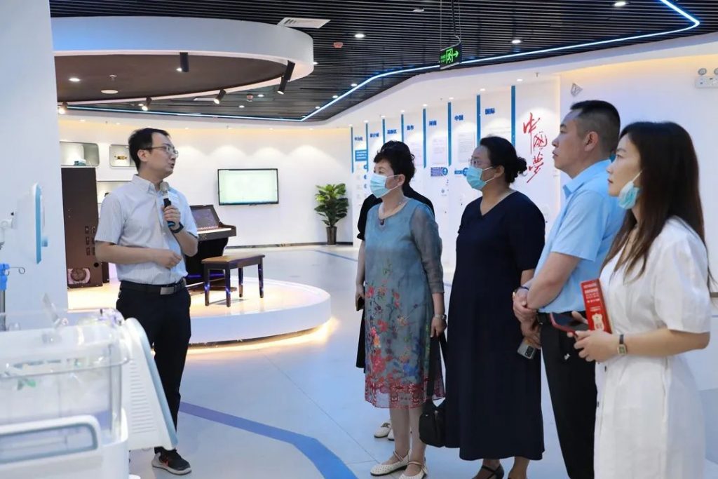 焦作市中站區(qū)統(tǒng)戰(zhàn)部副部長王雪力帶領區(qū)新聯(lián)會會員一行蒞臨設計城參觀考察