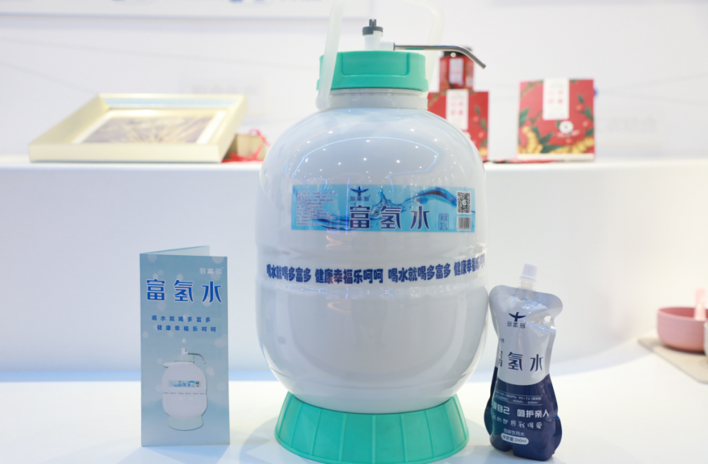 焦作市中站區(qū)統(tǒng)戰(zhàn)部副部長王雪力帶領區(qū)新聯(lián)會會員一行蒞臨設計城參觀考察