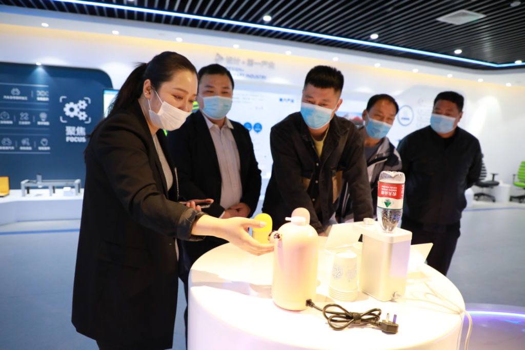 焦作山陽區統戰部副部長王東方帶領區新聯會會員一行蒞臨設計城參觀