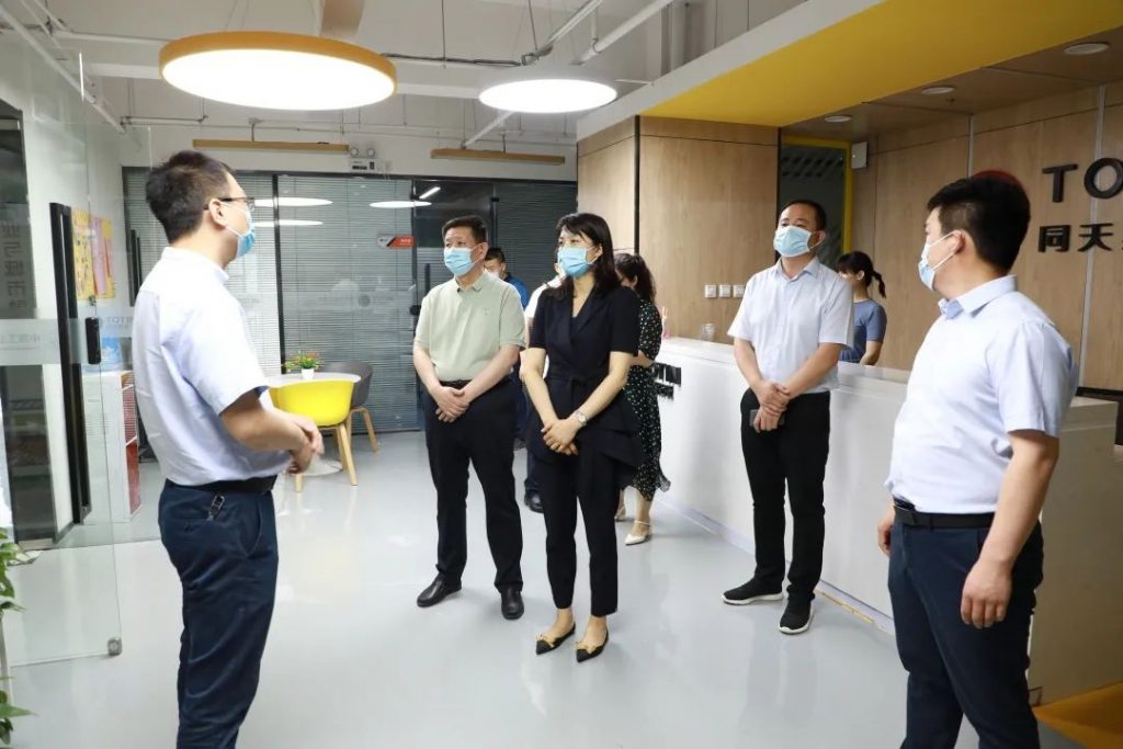 河南省人社廳就業促進局副局長謝攀一行蒞臨設計城調研