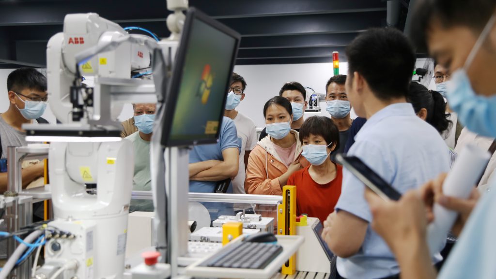 工業機器人應用工程師開班！設計城為順德智造培養“種子人才”