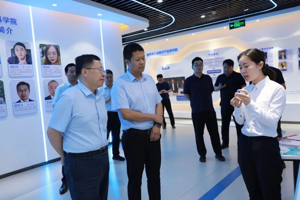 河南省發改委創新和高技術發展處副處長陳陸陽一行蒞臨設計城參觀調研