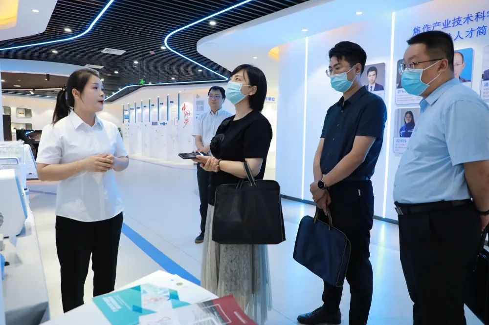 省委改革辦改革一處處長杜娟一行蒞臨設計城參觀調研