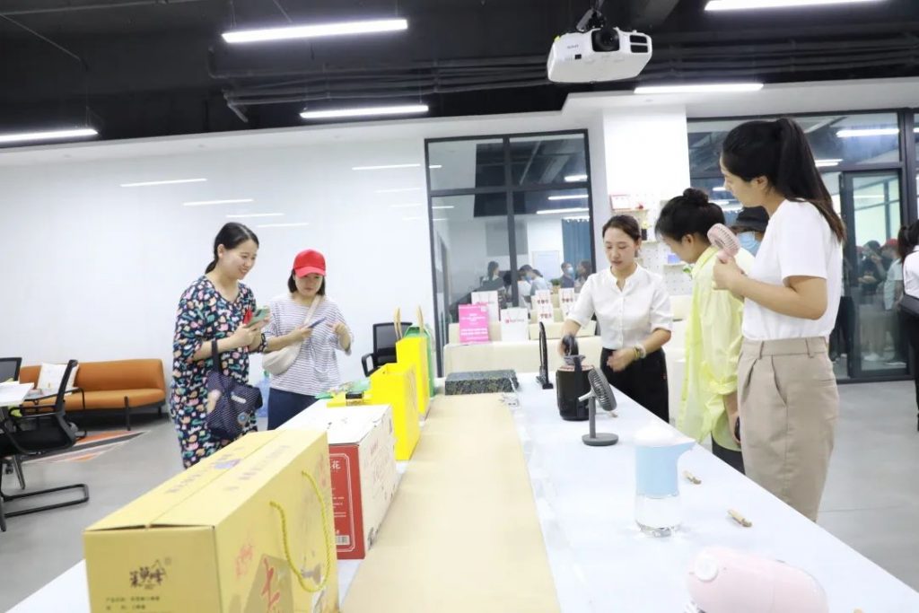 研學基地動態丨示范區教育局帶領骨干教師一行蒞臨設計城參觀研學基地