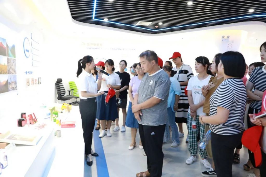 研學基地動態丨示范區教育局帶領骨干教師一行蒞臨設計城參觀研學基地