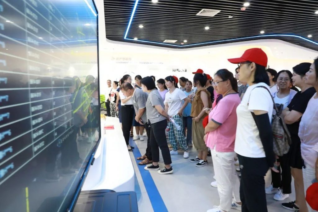 研學基地動態丨示范區教育局帶領骨干教師一行蒞臨設計城參觀研學基地