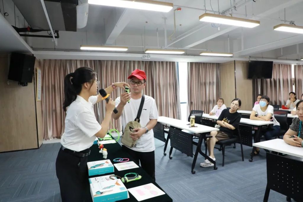 研學基地動態丨示范區教育局帶領骨干教師一行蒞臨設計城參觀研學基地