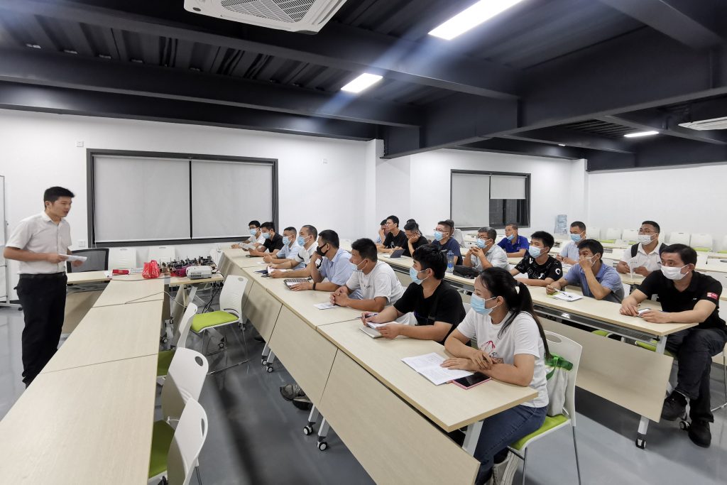 “拋磚”引智能制造專才 設計城第三期機器人培訓班開課